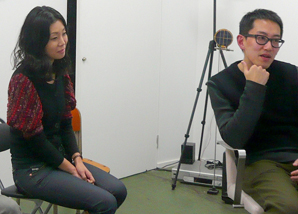 チェン・ウェイさんの制作アシスタントを務める、 自身もアーティストである野田さん。(左）