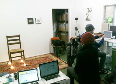 金島さんのスタジオBLROOMにて作品制作中のチェン・ウェイさん（手前）。