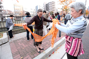 地域連携の試みを全国に先駆けて進めて来た黄金町。 「落ち葉で染めるスカーフワークショップ」 （2010年11月26日） 主催：黄金町エリアマネジメントセンター photo: Yasuyuki Kasagi