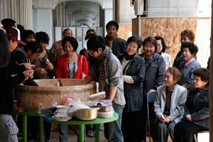 「アートとコミュニティ」を結びつける活動への関心は高まっている。 「ちらし寿司寿町交流会」（2010年4月23日） 主催：黄金町エリアマネジメントセンター photo: Junya Yanagimoto