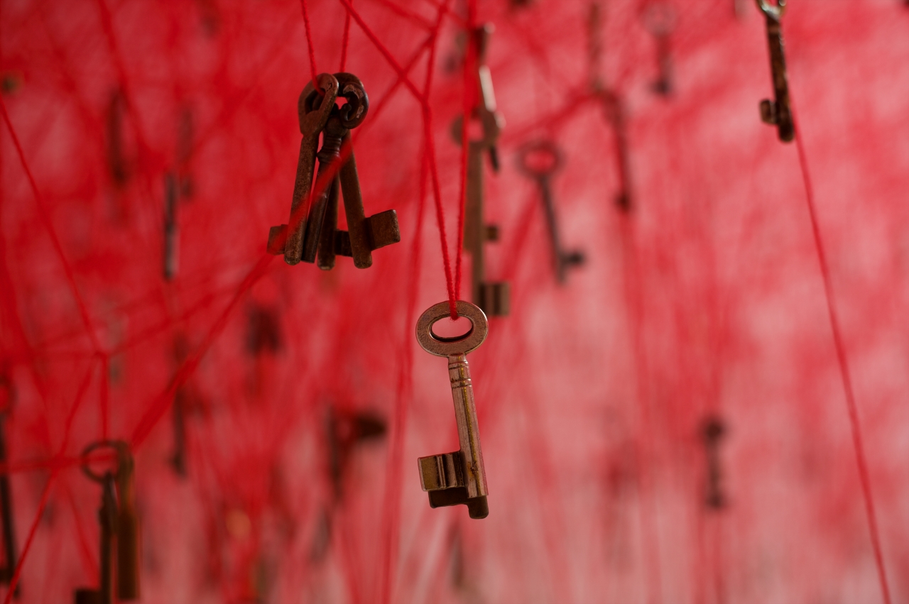 The Key in the Hand, 2015, (Japan Pavilion at the 56th International Art Exhibition - la Biennale di Venezia, Venice/Italy,)　photo by Sunhi Mang, Courtesy of Chiharu Shiota　（第56回ヴェネチア・ビエンナーレ国際美術展日本館 展示作品より）