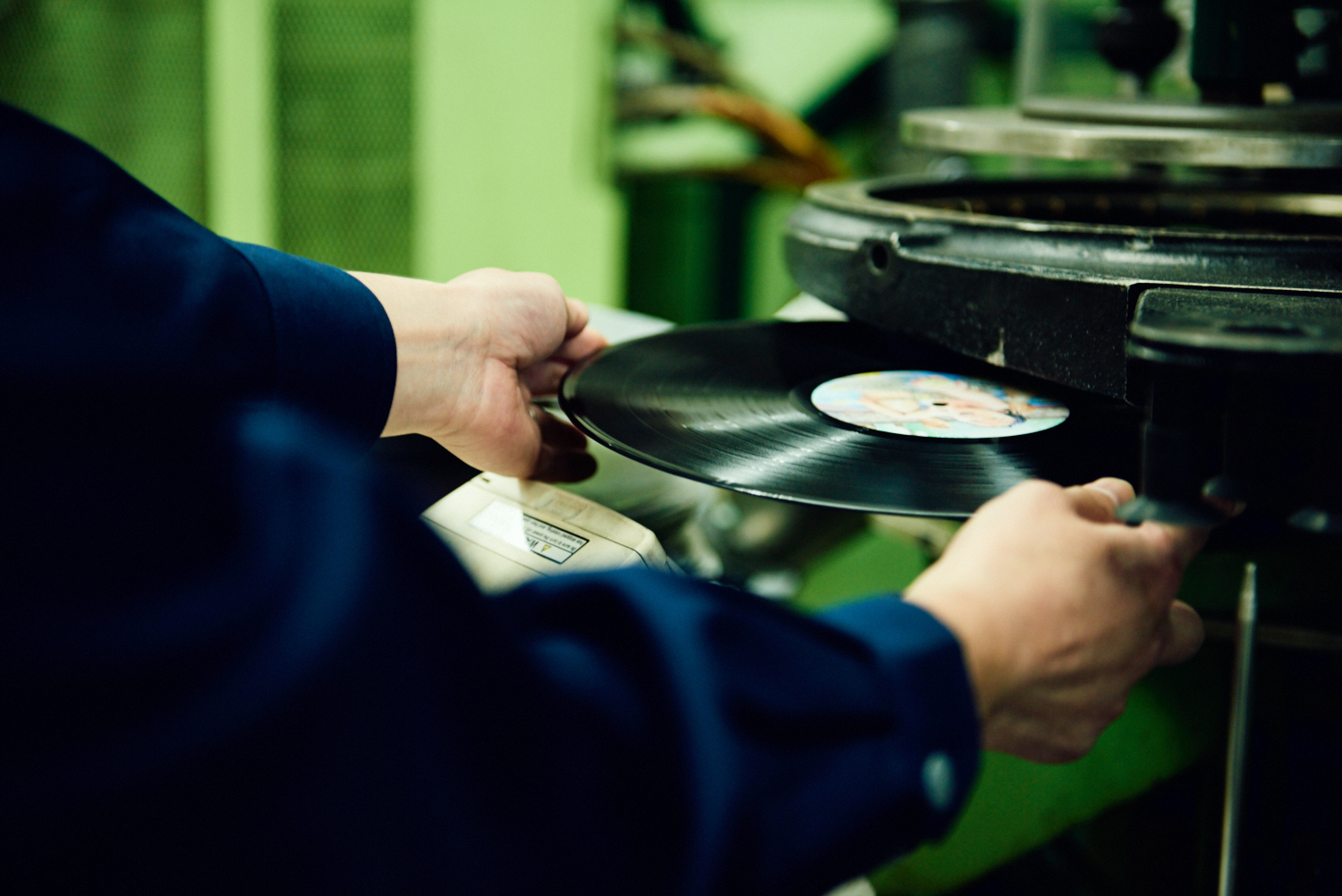 一枚一枚、人の手で確認され市場へと流通していくレコード。レコード工場はクラフトマンシップがひかるモノづくりの現場だ。